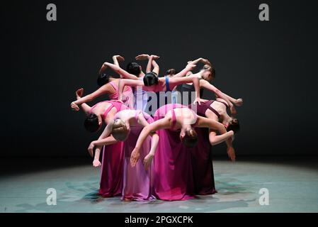 Die glorreichen jungen Tänzer der Königlichen Schwedischen Ballettschule, die Auszüge aus Cohans berühmtem 1975-Werk Stabat Hook aufführen. Ein Abend der Choreografie zu Ehren des Erbes des legendären Choreographen Robert Cohan , dem Gründervater des zeitgenössischen Tanzes in diesem Land , wird am 24 . und 25 . März 2023 in diesem Hotel aufgeführt . Dieses Stück wird von Studenten der Königlichen Schwedischen Ballettschule vorgeführt . Stockfoto