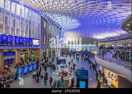 LONDON, UK, 10. MÄRZ: Pendler am Bahnhof Kings Cross in London Stockfoto