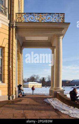 Karlsruhe - 12. Februar 2021: Säulen vor dem Karlsruher Palast an einem sonnigen Wintertag in Deutschland. Stockfoto