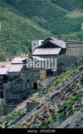 Industrieruinen - baufällige Gebäude der ehemaligen Bergbausiedlung Argentiera an der Westküste von Nurra, Sassari, Sardinien, Italien Stockfoto