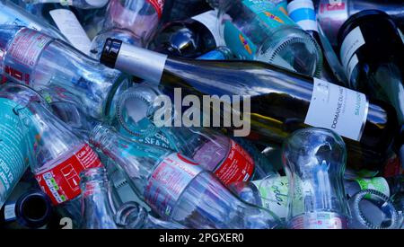 Plymouth, Devon, UK, 06. Juli 2022: Mischglasflaschen werden in einem Behälter gesammelt und dem Recycling zugeführt Stockfoto