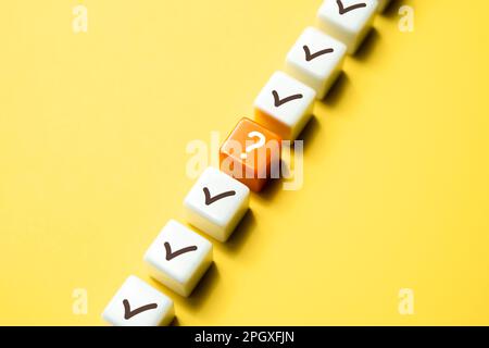 Bei einer Systemprüfung wurde ein unbekanntes Problem festgestellt. Eine Frage, die Nachforschungen erfordert. Kritischer Fehler. Fehlersuche. Probleme untersuchen. Ein Irrtum Stockfoto