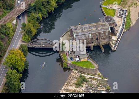 Luftaufnahme, Kajaktour unter der Brücke am Wasserkraftwerk Hohenstein in Witten, Ruhrgebiet, Nordrhein-Westfalen, Deutschland, Brücke, DE, Europa, p Stockfoto