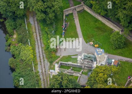 Blick aus der Vogelperspektive, Burgruine Hardenstein Renovierung im Vormholz Bezirk in Witten, Ruhrgebiet, Nordrhein-Westfalen, Deutschland, Deutschland, Europa, Luftaufnahme Stockfoto