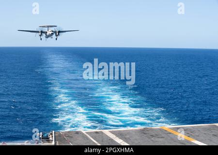 Eine E-2D Hawkeye, die dem „Bear Aces“ der Airborne Command and Control Squadron (VAW) 124 zugeteilt wurde, landet am 23. März 2023 auf dem Flugzeugträger der ersten Klasse USS Gerald R. Ford (CVN 78). Ford ist im Atlantik dabei, seine Composite Training Unit Exercise (COMPTUEX) durchzuführen, eine intensive, mehrwöchige Übung, die darauf abzielt, eine Trägerstreikgruppe als zusammenhängende, multimissionale Kampftruppe vollständig zu integrieren und ihre Fähigkeit zur Durchführung nachhaltiger Kampfoperationen vom Meer aus zu testen. Als erstklassiges Schiff von Ford-Flugzeugträgern repräsentiert CVN 78 eine Generation Stockfoto