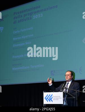 Mailand, Italien. 24. März 2023. Mailand, Italien, zerlegte Staffel 2023 der Präsentation des neuen Programms der Giangiacomo Feltrinelli Stiftung mit Beteiligung und Bericht von Francois Hollande, dem ehemaligen Präsidenten der Französischen Republik, Carlo Feltrinelli, Präsident der Feltrinelli Stiftung, Giuseppe Sala Bürgermeister von Mailand, Marco Alparone Vizepräsident und Budget- und Finanzrat der Region Lombardei, Massimiliano Tarantino Direktor der G. Feltrinelli Stiftung im Bild: Francois Hollande ehemaliger Präsident der Französischen Republik Credit: Independent Photo Agency/Alamy Live News Stockfoto