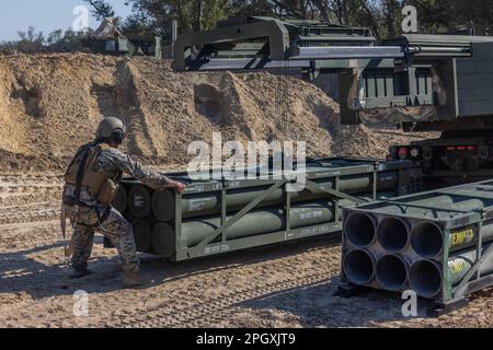 EIN US-AMERIKANISCHER Marine mit der 26. Marine Expeditionary Unit (MEU) probt eine Nachladung während einer simulierten Feuermission, während sie an MEU-Übung III auf Marine Corps Auxiliary Landing Field Bogue, North Carolina, 7. März 2023 teilnimmt. Die Marines führten simulierte Feuermissionen durch, um den Angriff auf das Ziel mit geringem Kollateralschaden zu üben, wodurch gefährliche Brände zur Unterstützung der freundlichen Truppen, die Kontakt hatten, ermöglicht wurden, sowie hochgeschätzte Punktziele in offenen, städtischen und komplexen Umgebungen. (USA Marinekorps (Foto: CPL. Nayelly Nieves-Nieves) Stockfoto