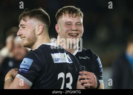 Freddie Lockwood von Newcastle Falcons (rechts) und Ben Stevenson feiern nach dem Gallagher Premiership Match zwischen Newcastle Falcons und Gloucester Rugby am Freitag, den 24. März 2023 im Kingston Park, Newcastle. (Foto: Chris Lishman | MI News) Kredit: MI News & Sport /Alamy Live News Stockfoto