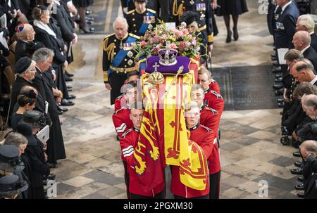 Das Aktenfoto von König Karl III. Vom 19. Oktober 09/22 und Mitglieder der königlichen Familie folgen dem Sarg von Königin Elizabeth II., bedeckt mit der königlichen Krone und der Kugel und dem Zepter des Herrschers, wie er nach ihrem Staatsbegräbnis in Westminster Abbey ausgeführt wird. Die acht Sargträger, die den Sarg der Königin trugen, erhielten die Silbermedaille Royal Victorian Medal in Anerkennung der wichtigen Rolle, die sie bei ihrer Beerdigung spielten. Lance Sergeant Alex Turner, Lance Corporal Tony Flynn, Lance Sergeant Elias Orlowski, Wachmann Fletcher Cox, Wachmann James Patterson, Lance Stockfoto