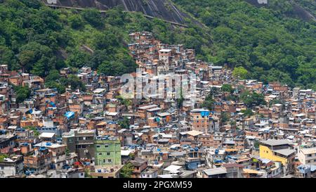 Rio de Janeiro, Brasilien - 11. Januar 2023: Blick auf Rocinha, die größte Favela in Rio de Janeiro, Brasilien. Stockfoto