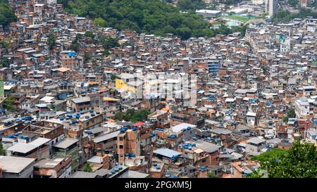 Rio de Janeiro, Brasilien - 11. Januar 2023: Blick auf Rocinha, die größte Favela in Rio de Janeiro, Brasilien. Stockfoto