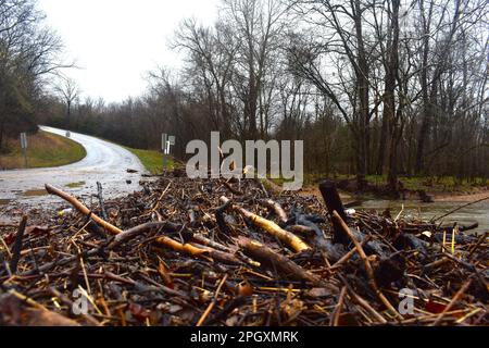 Trümmer aus der Flutung von Four Mile Creek am P Hwy in Long Lane, Missouri, MO, USA, USA. 24. März 2023 Stockfoto