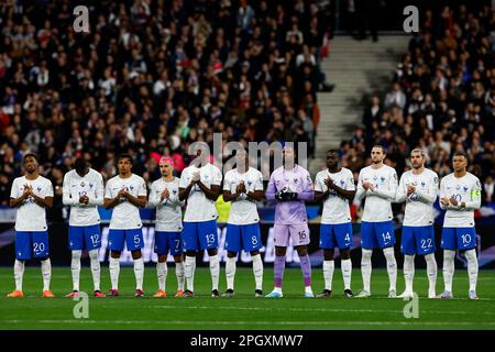 SAINT-DENIS, FRANKREICH - MÄRZ 24: Kingsley Coman (Frankreich), Randal Kolo Muani (Frankreich), Jules Kounde (Frankreich), Antoine Griezmann (Frankreich), Ibrahima Konate (Frankreich), Aurelien Tchouameni (Frankreich), Mike Maignan (Frankreich), Dayot Upamecano (Frankreich), Adrien Rabiot (Frankreich), Theo Hernandez aus Frankreich und Kylian Mbappe aus Frankreich treffen sich am 24. März 2023 im Stade de France in Saint-Denis, Frankreich, für eine Schweigeminute vor dem Spiel der UEFA EURO 2024 Qualifying Round Group B zwischen Frankreich und den Niederlanden (Foto: Marcel ter Bals/Orange Pictures) Stockfoto