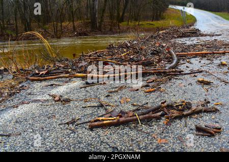 Trümmer aus der Flutung von Four Mile Creek am P Hwy in Long Lane, Missouri, MO, USA, USA. 24. März 2023 Stockfoto