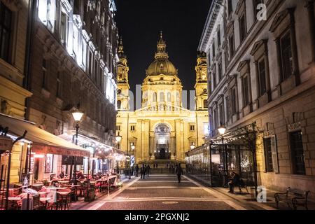 Budapest: Zrinyi-Straße und St. Stephans Basilika bei Nacht, Ungarn Stockfoto