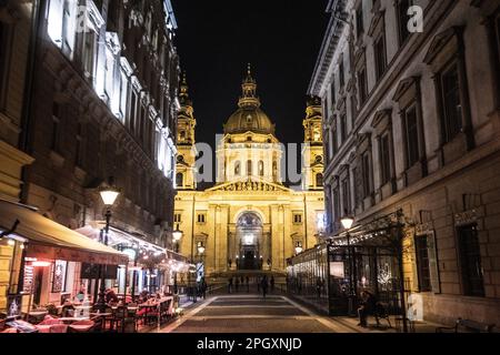 Budapest: Zrinyi-Straße und St. Stephans Basilika bei Nacht, Ungarn Stockfoto