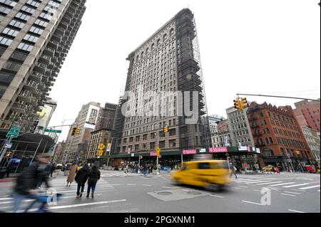 New York, USA. 24. März 2023. Blick auf das berühmte Flatiron Building an der Kreuzung von Broadway und Fifth Avenue, das bei einer Auktion für $190 Millionen Dollar verkauft wurde, New York, NY, 24. März 2023. Das 22-stöckige Gebäude, das 1902 eröffnet wurde und den Flatiron-Bezirk von Manhattan definiert, wurde in 45 Minuten an Jacob Garlick, Managing Partner bei Abraham Trust, verkauft. (Foto: Anthony Behar/Sipa USA) Guthaben: SIPA USA/Alamy Live News Stockfoto