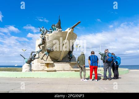 Punta Arenas, Chile - 7. Februar 2023: Besucher des Monumento A Tripulantes Galeta Ancud in Punta Arenas, Chile Stockfoto