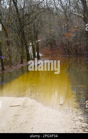 Hochwasser blockiert eine Schotterstraße in Dallas County, Missouri, MO, USA, USA. 24. März 2023 Stockfoto