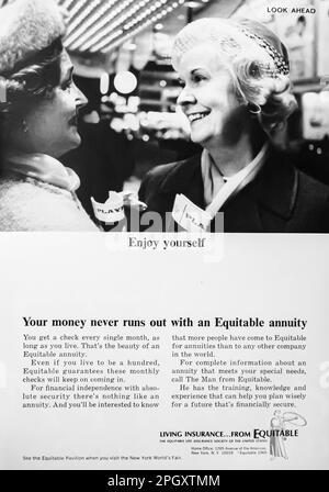 Werbung für Equitable Life Insurance in einem Magazin in NatGeo, Mai 1965 Stockfoto