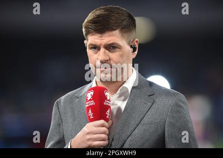 Neapel, Italien. 23. März 2023. Die englischen ehemaligen Spieler Steven Gerrard schauen beim UEFA Euro 2024 Qualifikationsspiel zwischen Italien und England am 23. März 2023 im Stadio Diego Armando Maradona in Neapel, Italien, nach. Kredit: Franco Romano/Alamy Live News Stockfoto