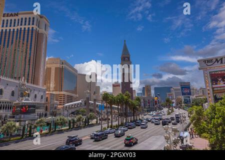 Wunderschöne Aussicht auf die Hauptstraße des Las Vegas Strip mit vorbeifahrenden Autos an sonnigen Sommertagen vor dem Hintergrund der Wolkenkratzer Casino Hotels. In Las Vegas. USA. Stockfoto