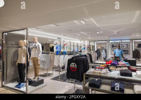 Nahaufnahme des Innenraums der Michael Kors Herrenbekleidung Abteilung in Macy's Kaufhaus. New York. USA. Stockfoto