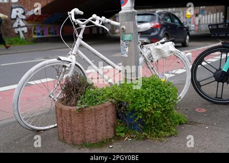 Köln, Deutschland 22. März 2023: Ghost Bike Roadside Memorial für einen Radfahrer, der auf der Straße in köln ehrenfeld getötet wurde Stockfoto