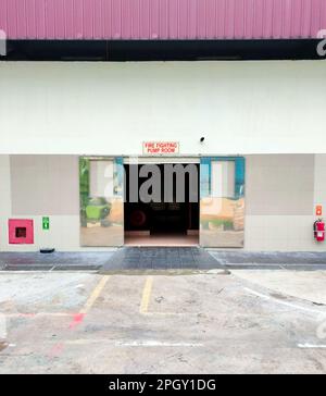 Die Tür des Sprinklerpumpenraums ist während der Renovierungsarbeiten in einem Werk geöffnet. Stockfoto