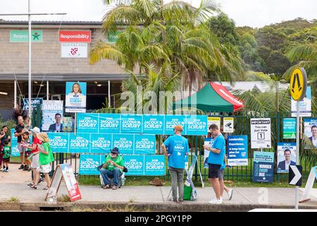 Samstag, 25. März 2023, Wahltag in New South Wales und Wähler gehen zu den Wahlen im ganzen Staat, wie sich Wähler auf dem Sitz von Pittwater zu den Wahllokalen in Avalon Beach begeben. Pittwater ist ein liberaler Sitz, der von Rory Amon angefochten wird, der das amtierende Mitglied und den Regierungsminister Rob Stokes ersetzt, der sich aus der Politik zurückzieht. Es wird ein enger Wettbewerb mit dem türkisfarbenen unabhängigen Kandidaten Jacqui Scruby erwartet. Credit Martin Berry @ alamy Live News. Stockfoto