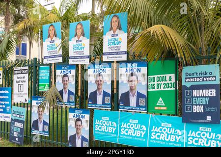 Samstag, 25. März 2023, Wahltag in New South Wales und Wähler gehen zu den Wahlen im ganzen Staat, wie sich Wähler auf dem Sitz von Pittwater zu den Wahllokalen in Avalon Beach begeben. Pittwater ist ein liberaler Sitz, der von Rory Amon angefochten wird, der das amtierende Mitglied und den Regierungsminister Rob Stokes ersetzt, der sich aus der Politik zurückzieht. Es wird ein enger Wettbewerb mit dem türkisfarbenen unabhängigen Kandidaten Jacqui Scruby erwartet. Credit Martin Berry @ alamy Live News. Stockfoto