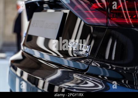 Nahaufnahme des Hecks eines schwarzen Audi A8 mit Kennzeichen und Signalleuchten. Stockfoto