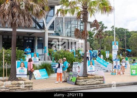 Samstag, 25. März 2023, Wahltag in New South Wales und Wähler gehen zu den Wahlen im ganzen Staat, wie sich Wähler auf dem Sitz von Pittwater zu den Wahllokalen in Avalon Beach begeben. Pittwater ist ein liberaler Sitz, der von Rory Amon angefochten wird, der das amtierende Mitglied und den Regierungsminister Rob Stokes ersetzt, der sich aus der Politik zurückzieht. Es wird ein enger Wettbewerb mit dem türkisfarbenen unabhängigen Kandidaten Jacqui Scruby erwartet. Credit Martin Berry @ alamy Live News. Stockfoto