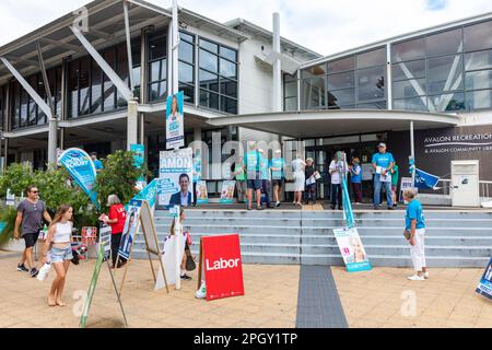 Samstag, 25. März 2023, Wahltag in New South Wales und Wähler gehen zu den Wahlen im ganzen Staat, wie sich Wähler auf dem Sitz von Pittwater zu den Wahllokalen in Avalon Beach begeben. Pittwater ist ein liberaler Sitz, der von Rory Amon angefochten wird, der das amtierende Mitglied und den Regierungsminister Rob Stokes ersetzt, der sich aus der Politik zurückzieht. Es wird ein enger Wettbewerb mit dem türkisfarbenen unabhängigen Kandidaten Jacqui Scruby erwartet. Credit Martin Berry @ alamy Live News. Stockfoto