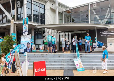 Samstag, 25. März 2023, Wahltag in New South Wales und Wähler gehen zu den Wahlen im ganzen Staat, wie sich Wähler auf dem Sitz von Pittwater zu den Wahllokalen in Avalon Beach begeben. Pittwater ist ein liberaler Sitz, der von Rory Amon angefochten wird, der das amtierende Mitglied und den Regierungsminister Rob Stokes ersetzt, der sich aus der Politik zurückzieht. Es wird ein enger Wettbewerb mit dem türkisfarbenen unabhängigen Kandidaten Jacqui Scruby erwartet. Credit Martin Berry @ alamy Live News. Stockfoto