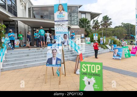 Samstag, 25. März 2023, Wahltag in New South Wales und Wähler gehen zu den Wahlen im ganzen Staat, wie sich Wähler auf dem Sitz von Pittwater zu den Wahllokalen in Avalon Beach begeben. Pittwater ist ein liberaler Sitz, der von Rory Amon angefochten wird, der das amtierende Mitglied und den Regierungsminister Rob Stokes ersetzt, der sich aus der Politik zurückzieht. Es wird ein enger Wettbewerb mit dem türkisfarbenen unabhängigen Kandidaten Jacqui Scruby erwartet. Credit Martin Berry @ alamy Live News. Stockfoto