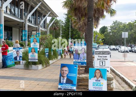 Samstag, 25. März 2023, Wahltag in New South Wales und Wähler gehen zu den Wahlen im ganzen Staat, wie sich Wähler auf dem Sitz von Pittwater zu den Wahllokalen in Avalon Beach begeben. Pittwater ist ein liberaler Sitz, der von Rory Amon angefochten wird, der das amtierende Mitglied und den Regierungsminister Rob Stokes ersetzt, der sich aus der Politik zurückzieht. Es wird ein enger Wettbewerb mit dem türkisfarbenen unabhängigen Kandidaten Jacqui Scruby erwartet. Credit Martin Berry @ alamy Live News. Stockfoto