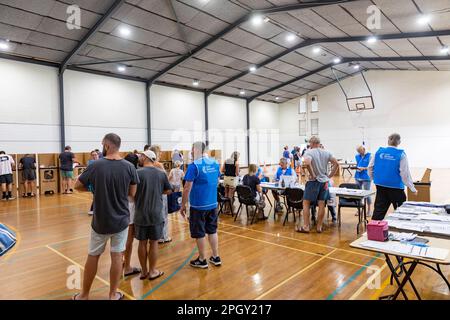 Samstag, 25. März 2023, Wahltag in New South Wales und Wähler gehen zu den Wahlen im ganzen Staat, wie sich Wähler auf dem Sitz von Pittwater zu den Wahllokalen in Avalon Beach begeben. Pittwater ist ein liberaler Sitz, der von Rory Amon angefochten wird, der das amtierende Mitglied und den Regierungsminister Rob Stokes ersetzt, der sich aus der Politik zurückzieht. Es wird ein enger Wettbewerb mit dem türkisfarbenen unabhängigen Kandidaten Jacqui Scruby erwartet. Credit Martin Berry @ alamy Live News. Stockfoto