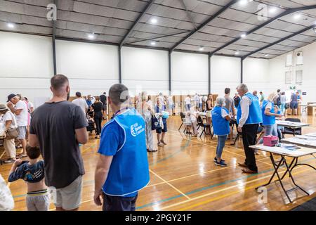 Samstag, 25. März 2023, Wahltag in New South Wales und Wähler gehen zu den Wahlen im ganzen Staat, wie sich Wähler auf dem Sitz von Pittwater zu den Wahllokalen in Avalon Beach begeben. Pittwater ist ein liberaler Sitz, der von Rory Amon angefochten wird, der das amtierende Mitglied und den Regierungsminister Rob Stokes ersetzt, der sich aus der Politik zurückzieht. Es wird ein enger Wettbewerb mit dem türkisfarbenen unabhängigen Kandidaten Jacqui Scruby erwartet. Credit Martin Berry @ alamy Live News. Stockfoto