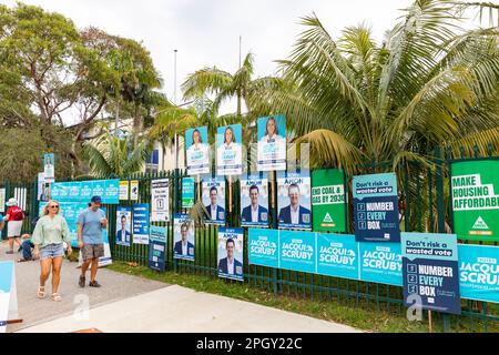 Samstag, 25. März 2023, Wahltag in New South Wales und Wähler gehen zu den Wahlen im ganzen Staat, wie sich Wähler auf dem Sitz von Pittwater zu den Wahllokalen in Avalon Beach begeben. Pittwater ist ein liberaler Sitz, der von Rory Amon angefochten wird, der das amtierende Mitglied und den Regierungsminister Rob Stokes ersetzt, der sich aus der Politik zurückzieht. Es wird ein enger Wettbewerb mit dem türkisfarbenen unabhängigen Kandidaten Jacqui Scruby erwartet. Credit Martin Berry @ alamy Live News. Stockfoto