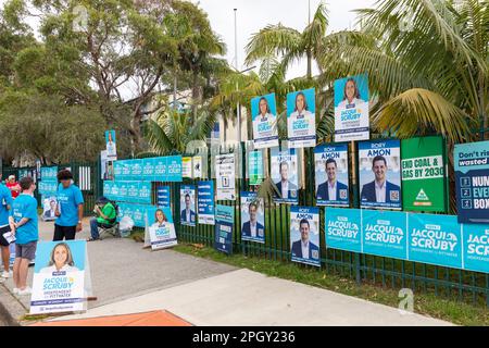 Samstag, 25. März 2023, Wahltag in New South Wales und Wähler gehen zu den Wahlen im ganzen Staat, wie sich Wähler auf dem Sitz von Pittwater zu den Wahllokalen in Avalon Beach begeben. Pittwater ist ein liberaler Sitz, der von Rory Amon angefochten wird, der das amtierende Mitglied und den Regierungsminister Rob Stokes ersetzt, der sich aus der Politik zurückzieht. Es wird ein enger Wettbewerb mit dem türkisfarbenen unabhängigen Kandidaten Jacqui Scruby erwartet. Credit Martin Berry @ alamy Live News. Stockfoto