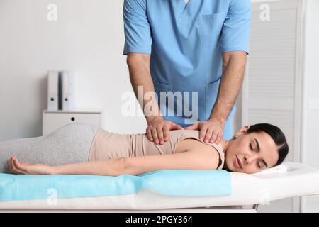 Orthopädische Massagen für junge Frauen in der Klinik, Nahaufnahme. Skoliosebehandlung Stockfoto