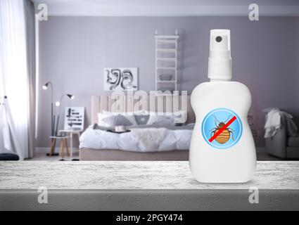 Anti-Bett-Insektenspray auf Holztisch im Schlafzimmer. Platz für Text Stockfoto