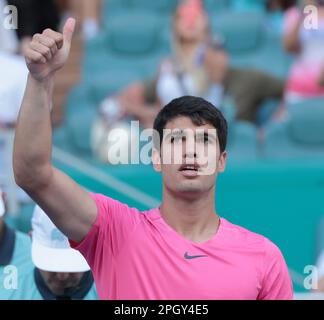 Miami Gardens, Usa. 24. März 2023. Carlos Alcaraz aus Spanien winkt den Fans zu, nachdem er Facundo Bagnis aus Argentinien während des dritten Spiels am dritten Tag bei den Miami Open im Hard Rock Stadium in Miami Gardens, Florida, am Freitag, den 24. März 2023 besiegt hatte. Alcaraz besiegte Bagnis 6-0, 6-2. Foto: Gary i Rothstein/UPI Credit: UPI/Alamy Live News Stockfoto
