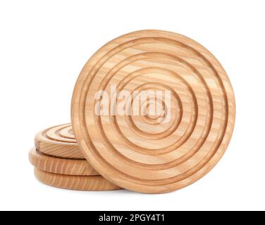 Stilvolle Untersetzer aus Holzbechern auf weißem Hintergrund Stockfoto