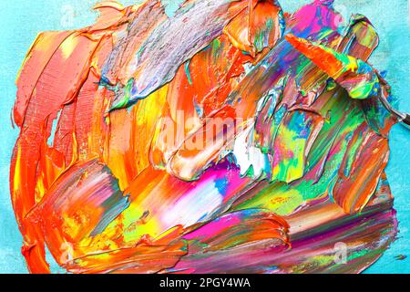 Bunte Acrylfarben und Malmesser auf Leinwand, Draufsicht Stockfoto