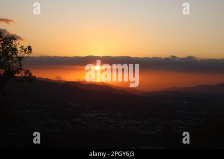 Sonnenuntergang über den Bergen von Santa Ana, Costa Rica Stockfoto