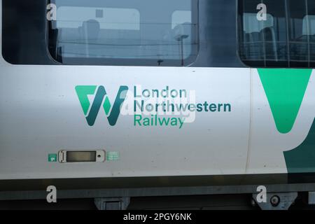 Wolverhampton, Großbritannien - 15. März 2023; Name und Logo der London Northwestern Railway auf der Seite des Personenzugs Stockfoto