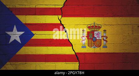 Gerissene Betonblockwand mit einer katalanischen Flagge auf der linken Seite und einer spanischen Flagge auf der rechten Seite. Stockfoto