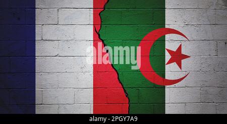 Gerissene Betonblockwand mit einer Flagge Frankreichs auf der linken Seite und einer Flagge Algeriens auf der rechten Seite. Stockfoto